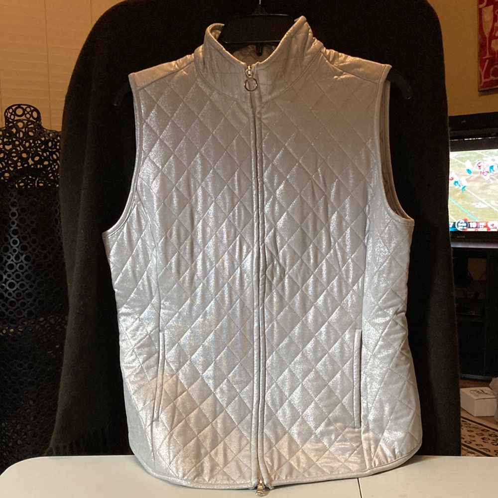 NWT Greg Norman women’s shimmering silver quilted zip up vest Medium